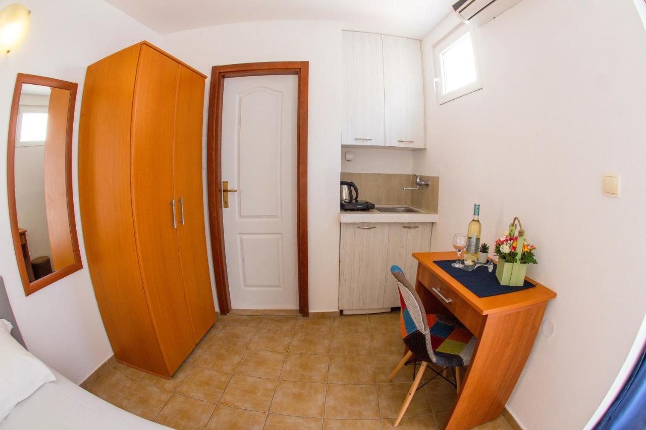 Fisherman House Apartments Rafailovici Exterior photo